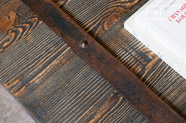 Finitura patinata a mano e utilizzo di legno .