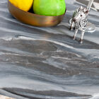 Con il suo piano rotondo in marmo strutturato