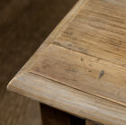 Robusto vassoio in legno riciclato.