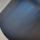 Grande base conica in legno nervato nero.