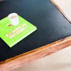 Il rivestimento scuro è realizzato con motivo coccodrillo.