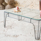 Il tavolo è molto grafico ed elegante.