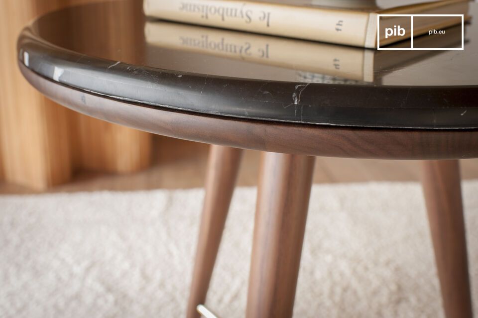 Come tavolino d'appoggio o comodino, unisce un'eleganza vintage a superbe finiture