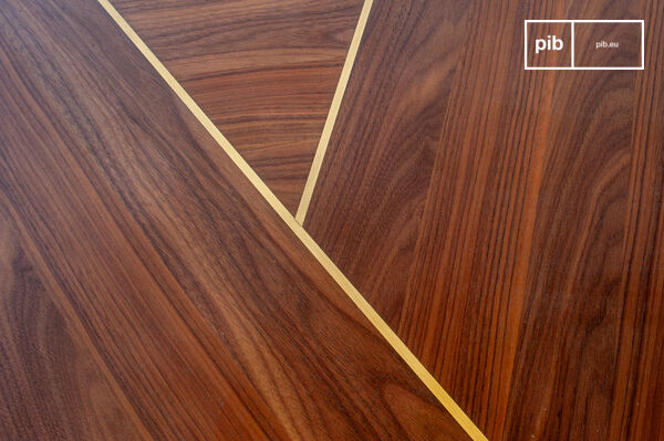 Poggia su una base cilindrica in frassino massiccio