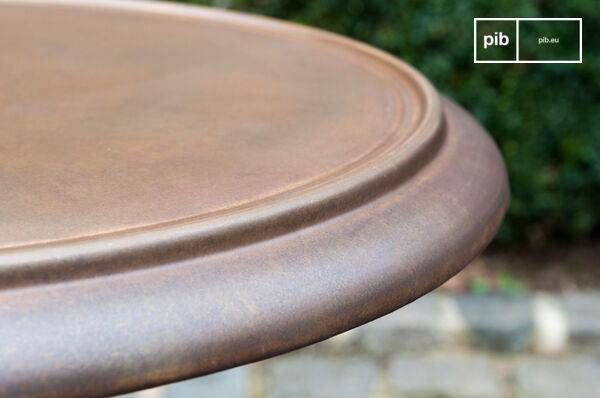 Il grazioso piano di legno è coperto da una sublime foglia di ottone.