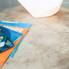 Il piano in legno ha un fascino naturale.