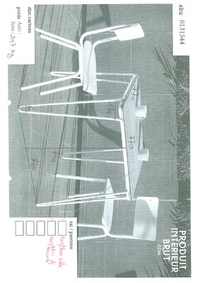 Con la sua fine struttura metallica bianca e la sua superficie in teak