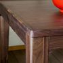 Il tavolo ha un sublime colore legno scuro.