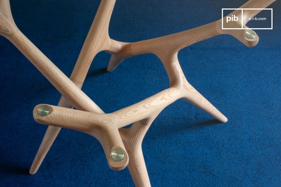 Questo tavolo rotondo si ispira al design nordico, unendo sobrietà ed elementi naturali
