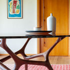 Il suo piano in vetro fumé e la base scolpita