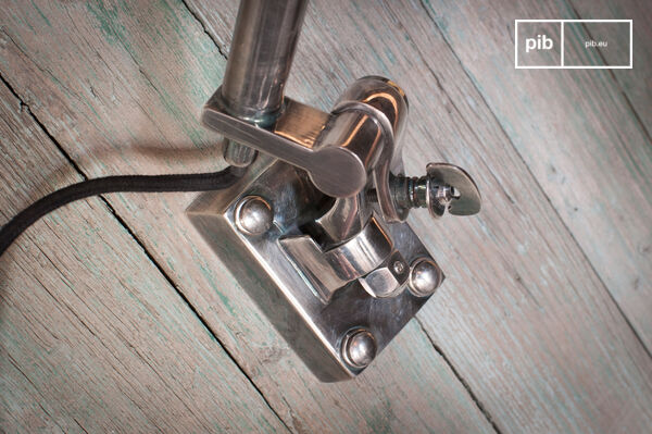 Dank ihres Teleskopsystems bietet Ihnen die Silber Teleskop-Wandleuchte Tuk die ganze Effizienz