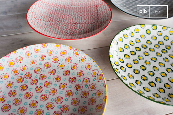 Die flachen runden Teller des Tellerset Julia bringen besonderen retro Charme in Ihr Interieur und
