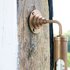 Supporto in ottone con leggera patina.