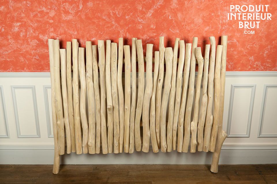 Le bois clair de cette tête de lit en bois apportera à une chambre un côté nature plein de