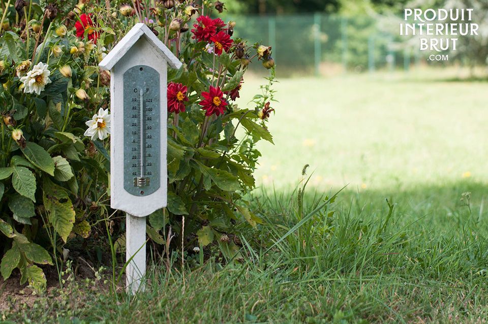Dieses große Thermometer aus Holz bietet eine gute Ablesbarkeit und besticht durch seinen Charme