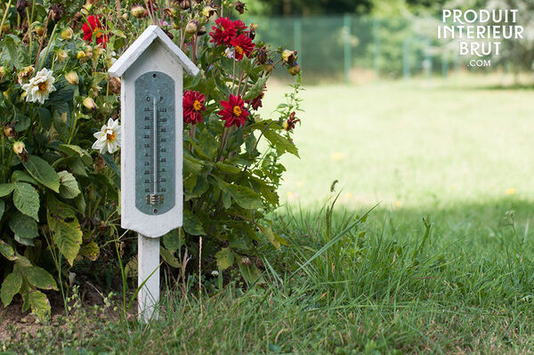 Ce grand thermomètre en bois associe bonne lisibilité de la température et le cachet du bois