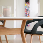 Die Platte lässt sich dank der Lackierung ganz einfach pflegen