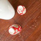 Das Massivholz ist strukturiert und hat eine warme Farbe.