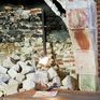 Eine exzentrische Leuchte aus Metall und lackiertem Massivholz.