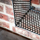 De gaten laten u toe om er haken aan te hangen.