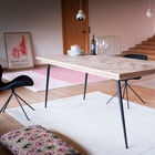 Schitterende heldere tafel met uitlopende poten.