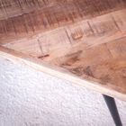 De zwarte metalen poten zorgen voor een mooi contrast met de bovenkant.