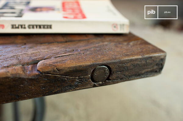 We kunnen de details van het ruwe hout op dit dienblad zien.