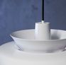 Een designer lamp met een minimalistische Scandinavische stijl