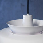 Een designer lamp met een minimalistische Scandinavische stijl 