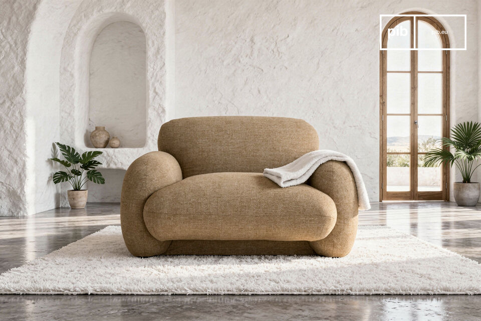Este sillón prescinde de los ángulos para ofrecer un volumen continuo a ras del suelo