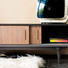 You will appreciate the sober finish applied to the oak sliding doors and the matte finish of the