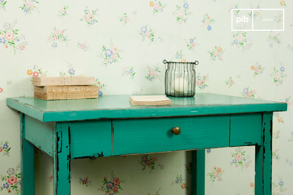 For a nostalgic and charming touch to your home this Turquoise Lila table is a little gem from our