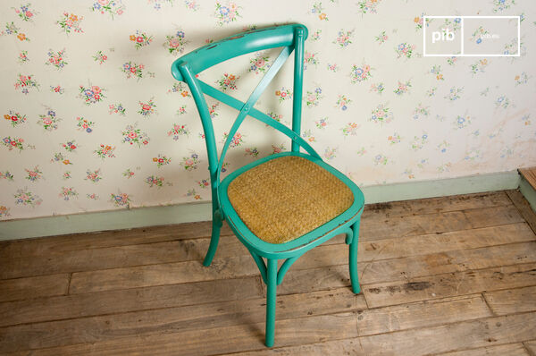 Kies voor deze stoel van beukenhout voor een retro touch aan tafel