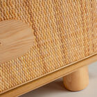 Its silhouette is punctuated by a contrast of textures: the linearity of the ash wood responds to