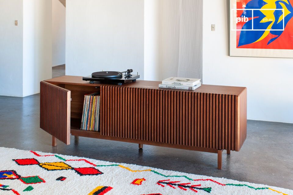 Met strakke lijnen en de warmte van hout straalt het Pillar tv-meubel een mid-century stijl uit