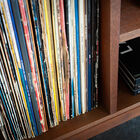 De sobere vormgeving brengt een subtiel evenwicht tussen karakter en terughoudendheid in de ruimte