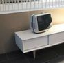 Der TV-Schrank ist allseitig geschlossen.