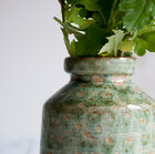 Le vase est parsemé de petites taches légèrement orangées.