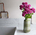 Le vase a un bel aspect naturel.