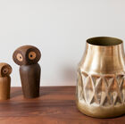 Le vase a une belle finition vernie à la main.