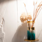 Superbe vase teinté de bleu.