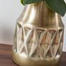 Il vaso presenta eleganti motivi geometrici a rilievo.