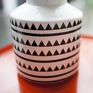 Un piccolo vaso di ceramica con stile da vendere