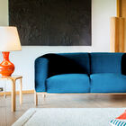 Sublime sofa in deep blue velvet.