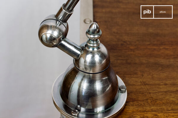 Prachtige verzilhanglamp die een messing lichaam bedekt.