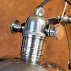 Een originele lamp die is geïnspireerd door de industriële stijl van halverwege vorige eeuw