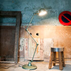 De Jieldé Loft staande lamp in Vespa groen is een juweel van industrieel meubilair.