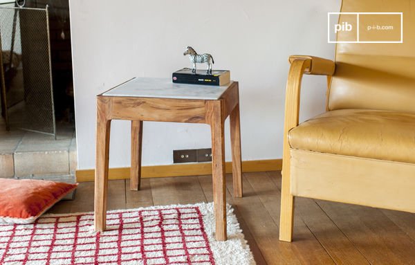 Schöner quadratischer Beistelltisch mit einer Marmorplatte.