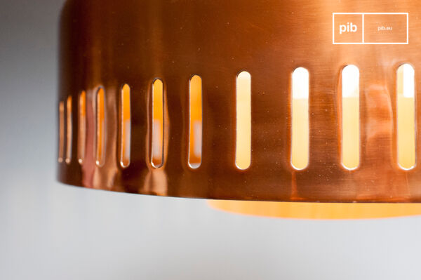 The suspension has a beautiful copper ring.