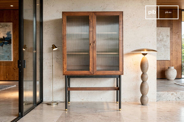 Deze 150 cm hoge kast valt op door zijn architecturale silhouet